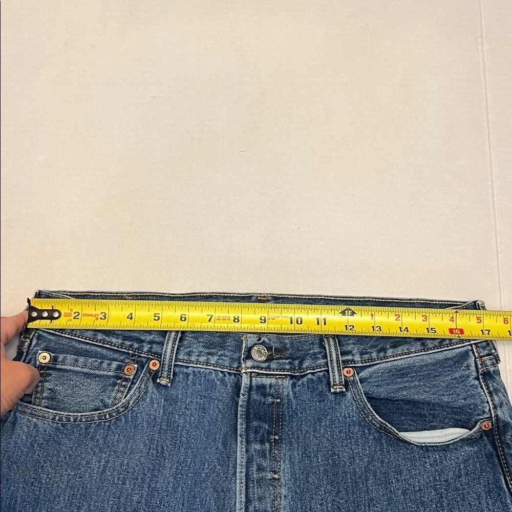 LEVI’S 501 MENS MEDIUM WASH STRAIGHT LEG JEANS 34x29 - Picture 8 of 16